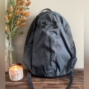 Under Armour Hustle Lite Backpack/ Pitch Gray